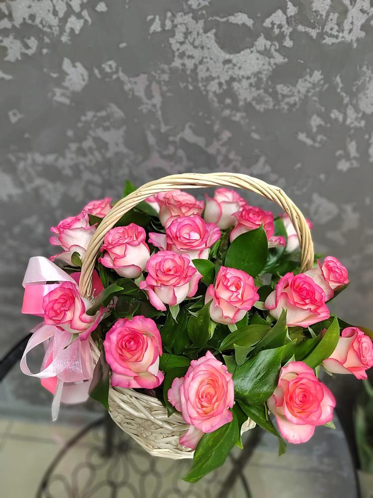 Цветочная композиция из Розы в корзине в Красном Маныче