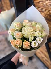 Букет цветов из:  Розы и Лизиантусы #REPLACE_PRED# Красном Маныче