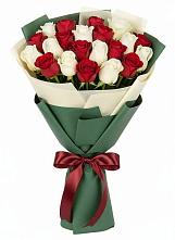 Букет Микс из красных и белых роз в Красном Маныче
