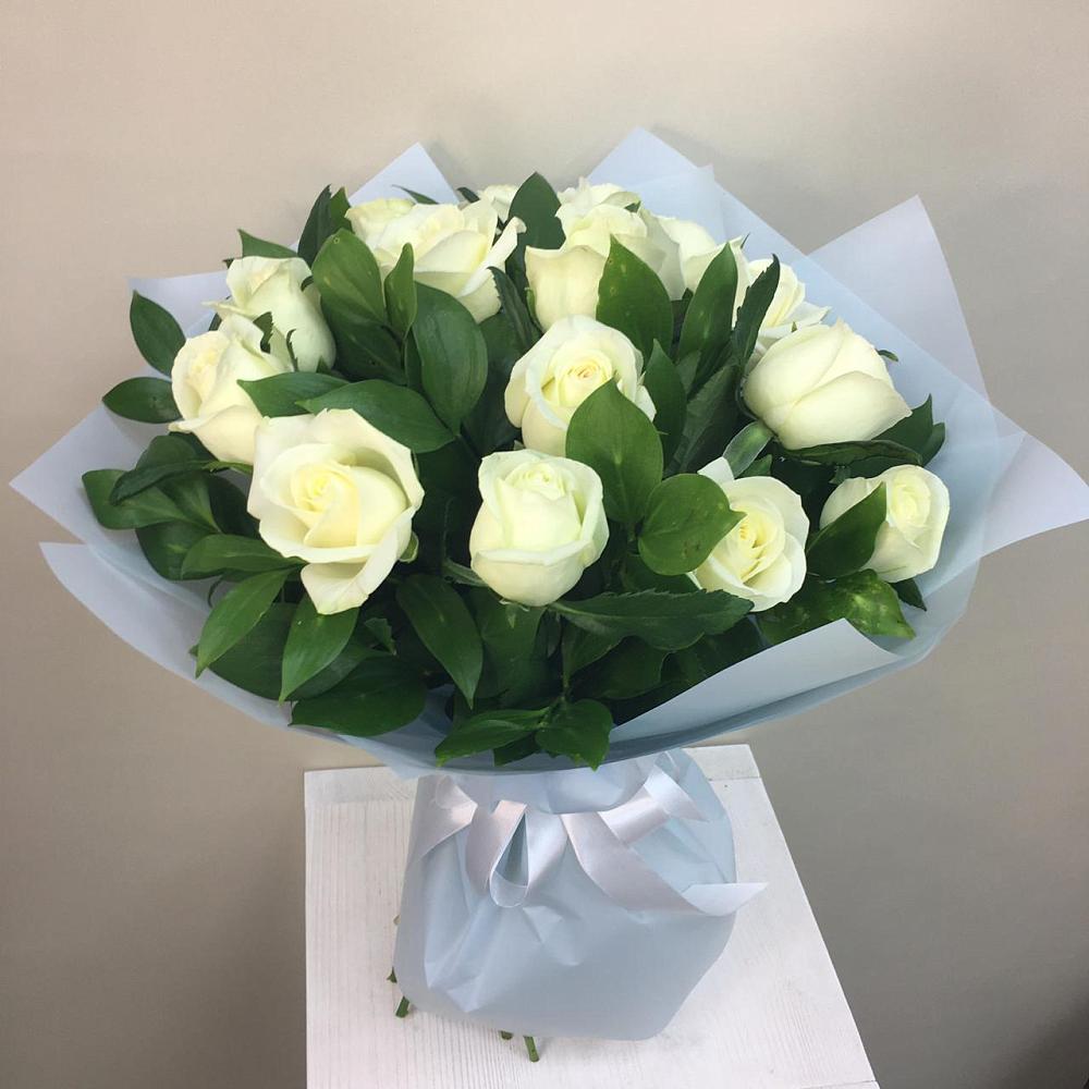 Букет 15 Белых роз Проуд в Красном Маныче