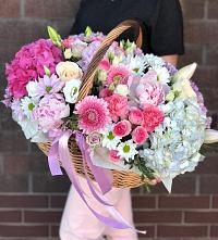 Композиция солнечный день в Красном Маныче Цветочная композиция из Розы, Хризантемы, Пионы и Лизиантусы в корзине в Красном Маныче