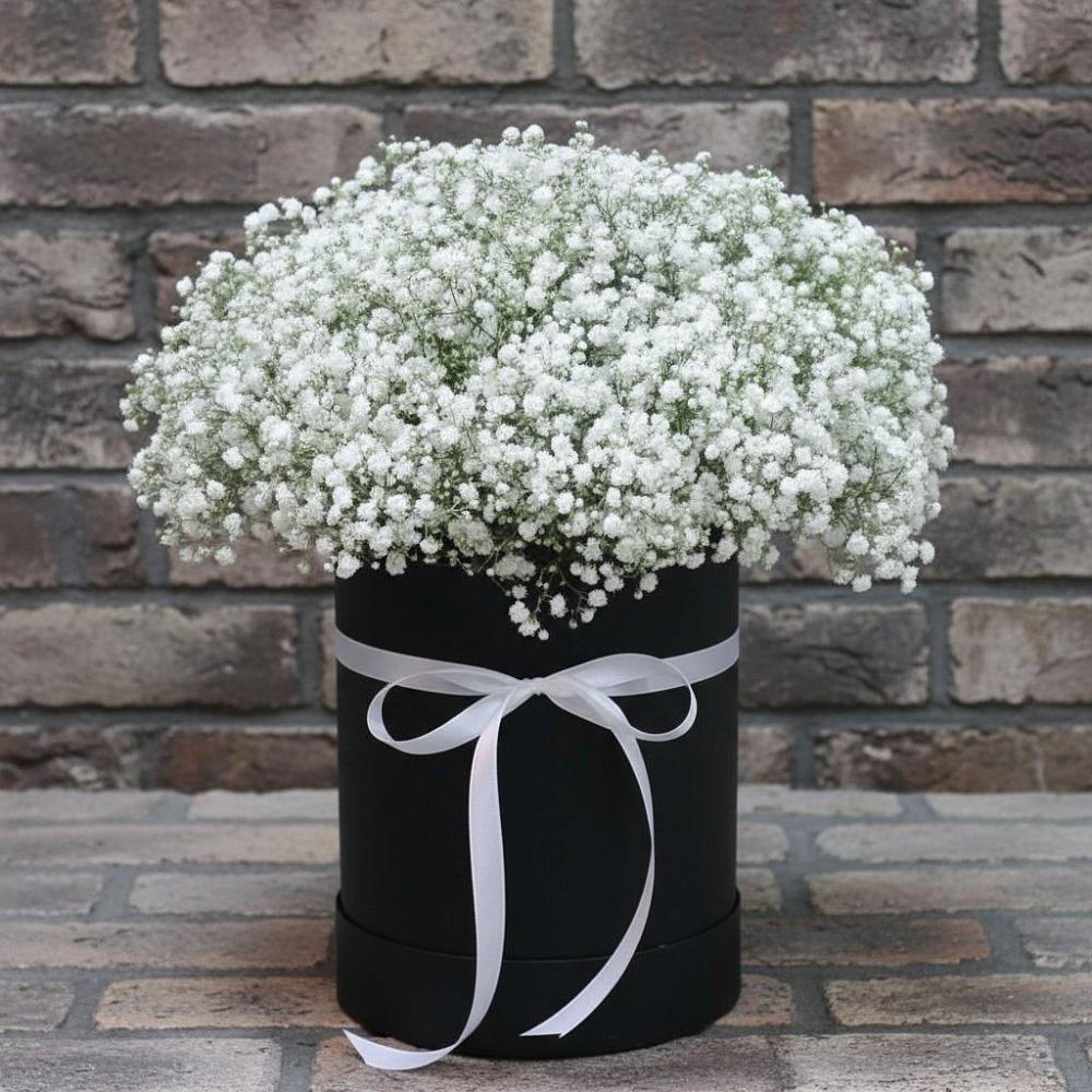 Цветочная композиция из Гипсофила в шляпной коробке в Красном Маныче