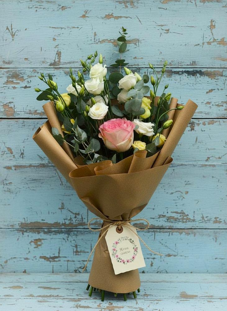 Букет цветов из: Розы и Лизиантусы в Красном Маныче