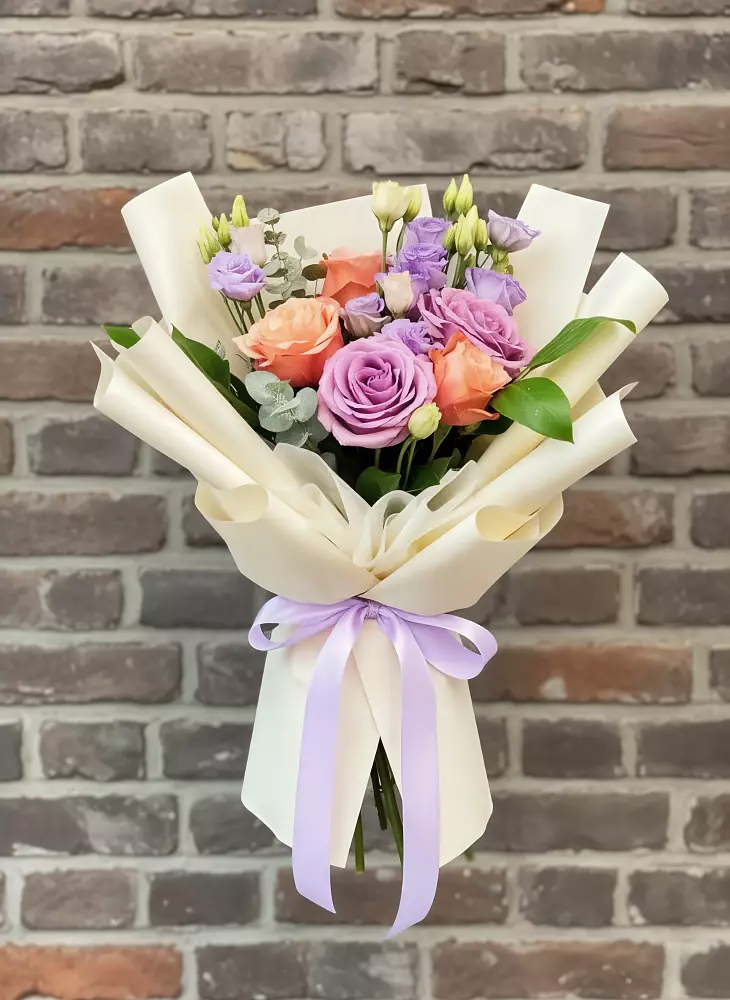 Букет цветов из: Лизиантусы и Розы в Красном Маныче