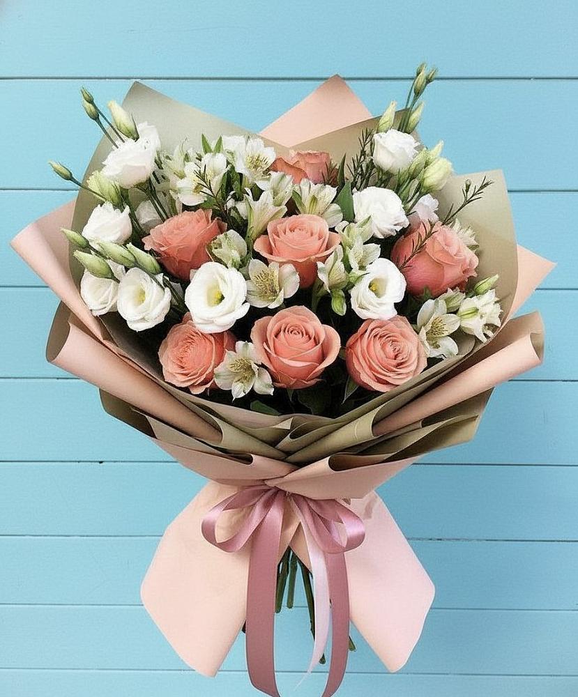 Букет цветов из: Розы, Альстромерии и Лизиантусы в Красном Маныче