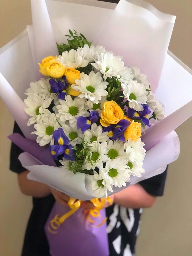 Букет цветов из: Ирисы, Хризантемы и Розы в Красном Маныче