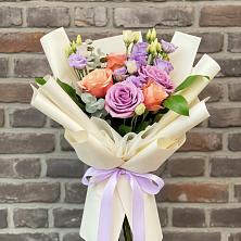 Букет цветов из:  Лизиантусы и Розы в Красном Маныче