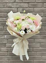 Букет цветов из:  Гвоздики, Розы, Лизиантусы и Хризантемы #REPLACE_PRED# Красном Маныче