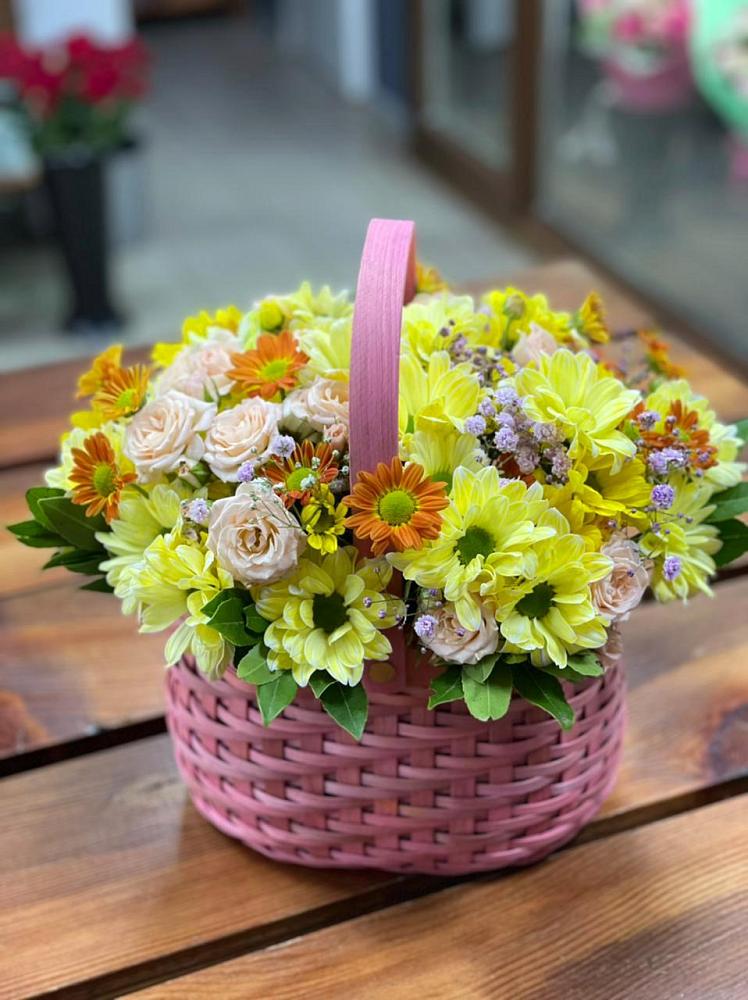 Цветочная композиция из Хризантемы и Розы в корзине в Красном Маныче