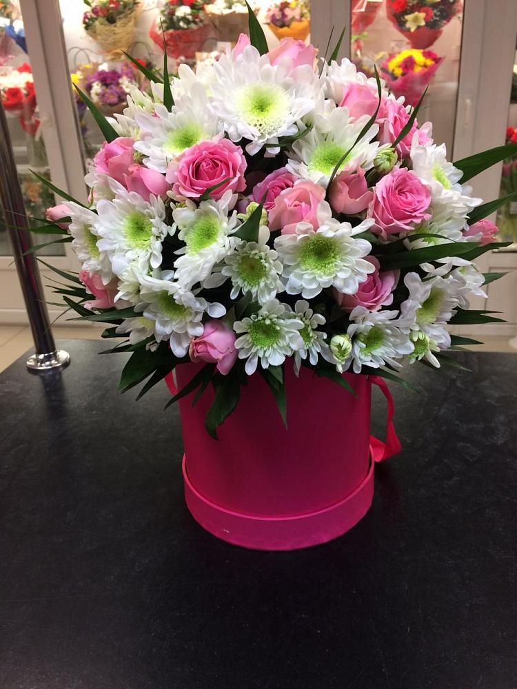 Цветочная композиция из Розы и Хризантемы в шляпной коробке в Красном Маныче