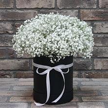 Цветочная композиция из Гипсофила в шляпной коробке в Красном Маныче