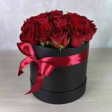 Цветочная композиция из Розы в шляпной коробке в Красном Маныче