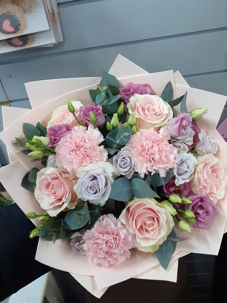 Букет цветов из: Розы, Гвоздики и Лизиантусы в Красном Маныче