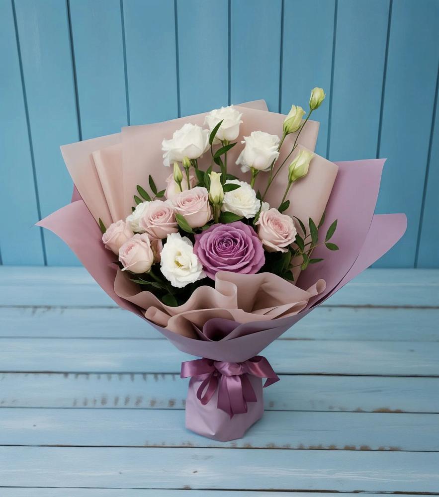 Букет цветов из: Розы и Лизиантусы в Красном Маныче